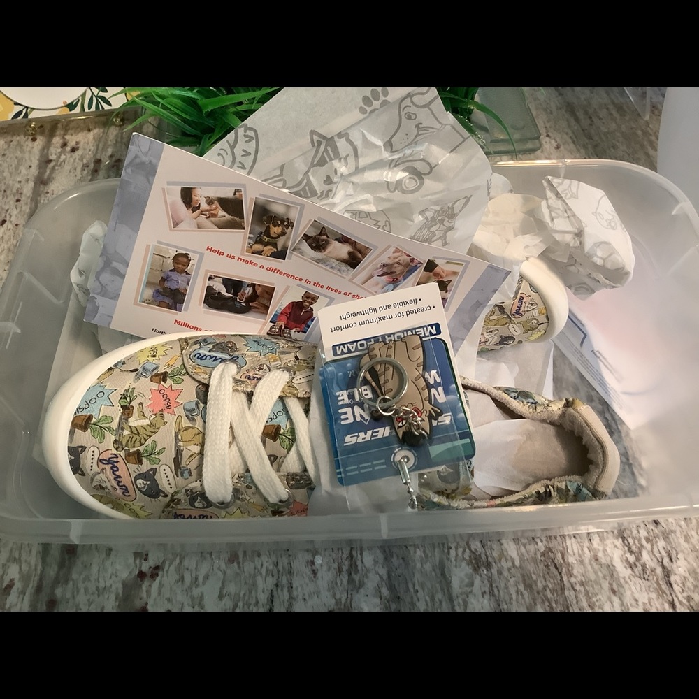 NWOT Love cats?  BOBS from Skechers Ladies Sneakers